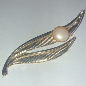 Vintage Gold Tone Faux Pearl Retro Leaf Brooch Shoulder Pin